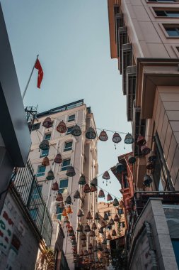 Balat, İstanbul, Türkiye 'deki evler arasındaki geleneksel hasır fenerlerin düşük açılı görüntüsü