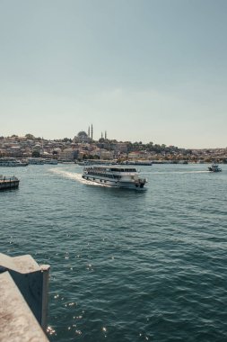 Boğazda yüzen turistik gemi ve demirli gemiler İstanbul ve Türkiye 'nin deniz önü manzarası