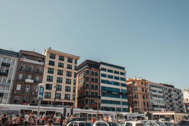 İSTANBUL, TURKEY - 12 Kasım 2020: İstanbul, Türkiye 'de trafik ve çağdaş evlerle dolu kalabalık cadde
