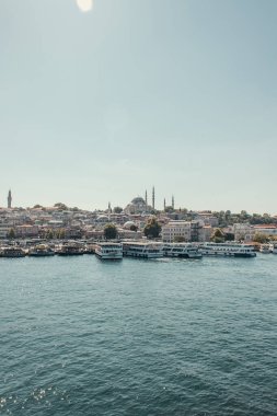 Deniz kıyısına demirlemiş gemiler ve İstanbul, İstanbul ve Türkiye 'deki İstanbul Boğazı' ndan kent manzarası