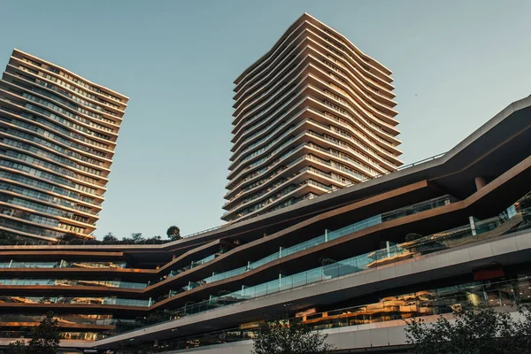 Complexe Bâtiments Modernes Avec Des Gratte Ciel Contre Ciel Clair — Photo