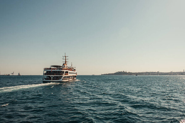 плавучий туристический корабль в проливе Босфор 