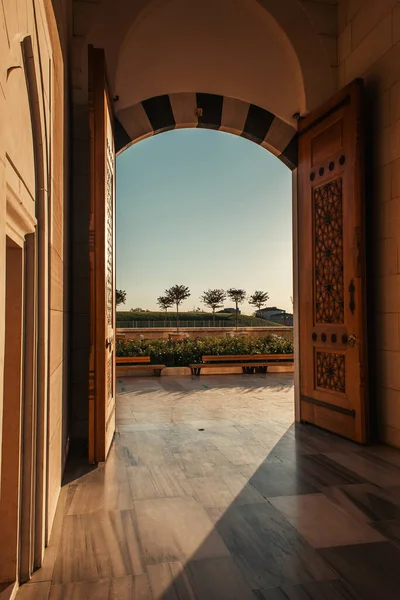 Entrada Arco Mesquita Sultão Mihrimah Com Vista Das Árvores Contra — Fotografia de Stock