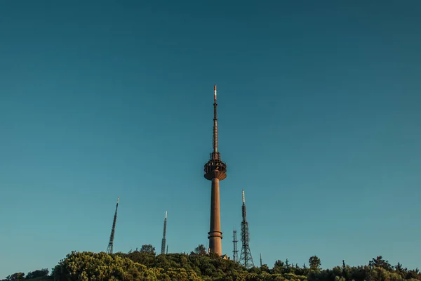 Radyo Televizyon Kuleleri Üzerinde Mavi Gökyüzü — Stok fotoğraf