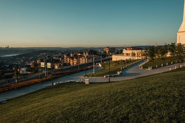 Route Pelouse Avec Vue Sur Ville — Photo