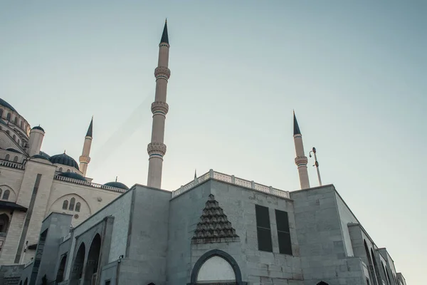 Außenansicht Der Mihrimah Sultan Moschee Mit Minaretten Bei Klarem Himmel Stockbild