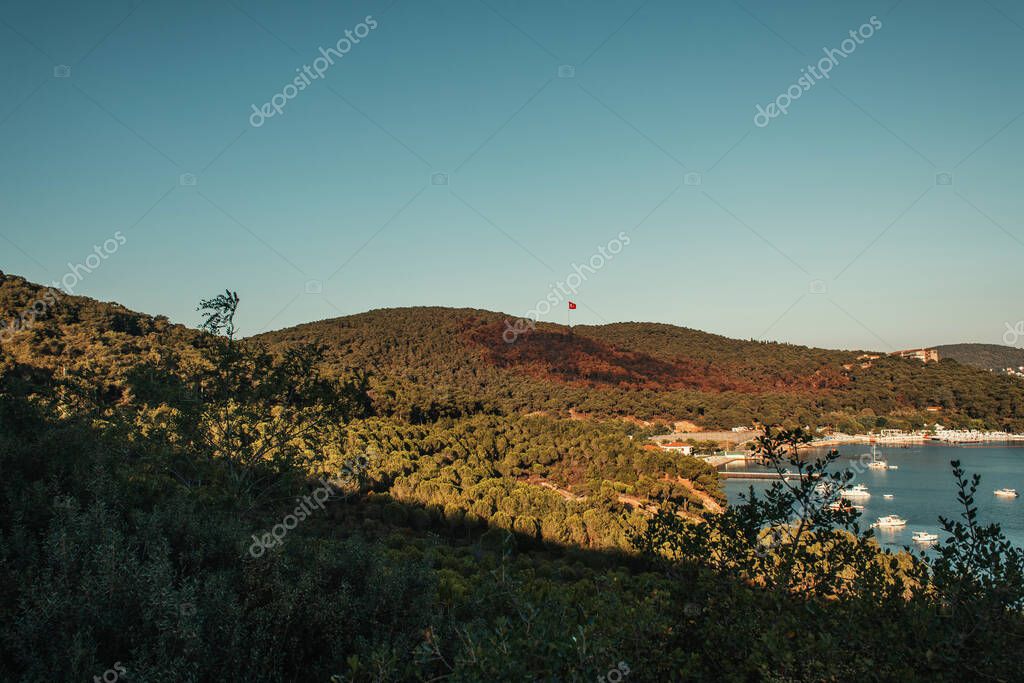 verdi colline, e la baia con yacht sopra cielo nuvoloso