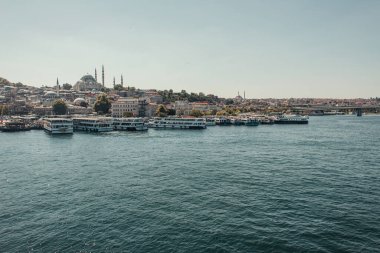 Kentin manzarası ve kıyıya demirlemiş gemiler, İstanbul, Türkiye