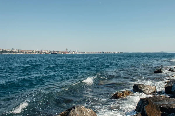 Pierres humides et vagues de mer sur la côte — Photo de stock