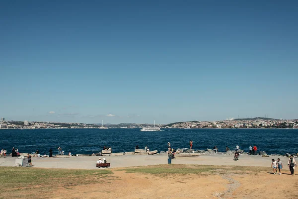 ISTANBUL, TURQUIE - 12 NOVEMBRE 2020 : Les gens marchent sur la côte de la mer près de l'eau le jour — Photo de stock