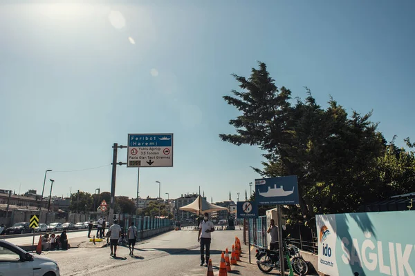 ISTANBUL, TURKEY - NOVEMBER 12, 2020: Signboard with letting near road on urban street — стокове фото