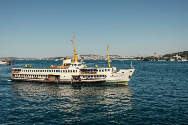 Navio no mar com céu azul no fundo em Istambul, Turquia — Fotografia de Stock