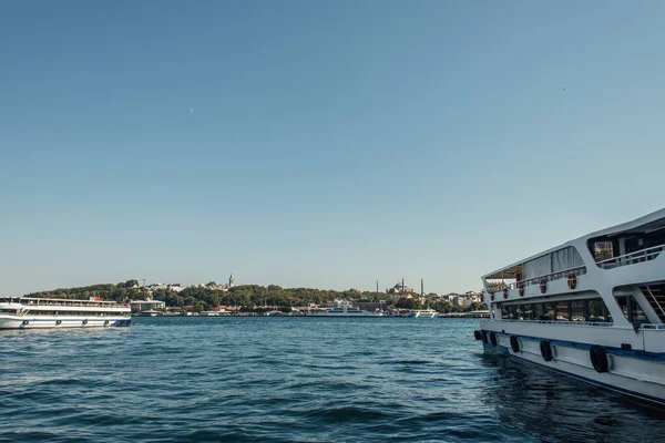 Кораблі в морі з містом на задньому плані, Стамбул, Туреччина. — стокове фото