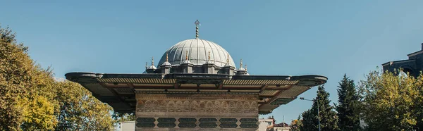 Esterno della Moschea di Fatih con cielo blu sullo sfondo a Istanbul, Turchia, banner — Foto stock