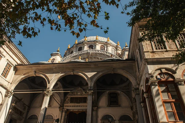 Vista en ángulo bajo de la fachada de la mezquita Mihrimah Sultan, Estambul, Turquía - foto de stock