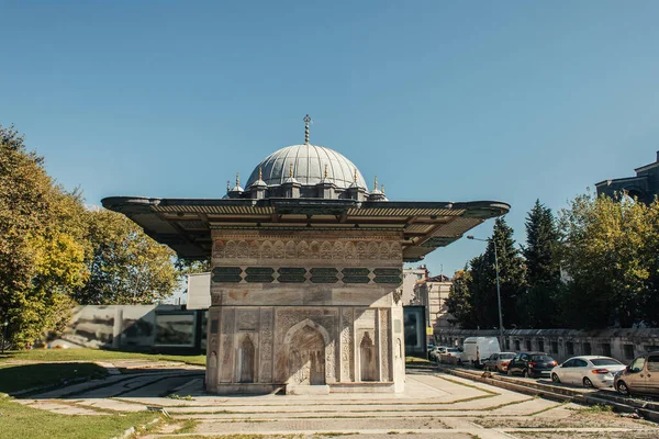 Esterno della Moschea di Fatih con cielo blu sullo sfondo a Istanbul, Turchia — Foto stock