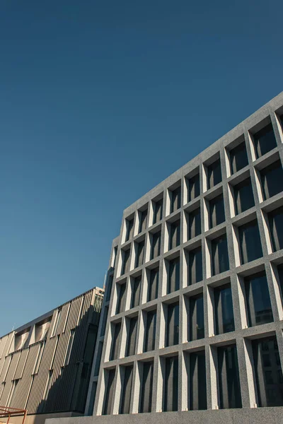 Vue à angle bas du bâtiment moderne avec ciel bleu à l'arrière-plan à Istanbul, Turquie — Photo de stock