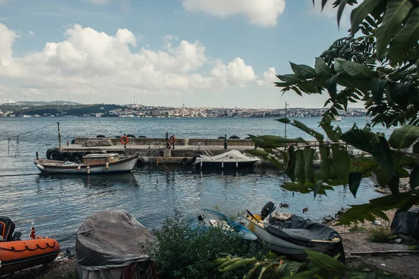 Barche ormeggiate vicino al molo in mare di Istanbul, Turchia — Foto stock