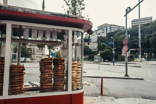 Bagels turcos em stand de concessões na rua urbana, Istambul, Turquia — Fotografia de Stock