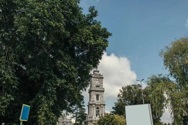 Tour avec horloge près du palais Dolmabahce avec ciel à l'arrière-plan à Istanbul, Turquie — Photo de stock