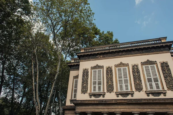 Low angle view of ornament on facade of building in Istanbul, Turkey — Stock Photo