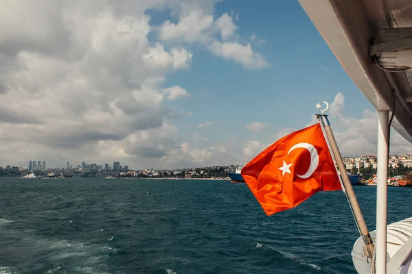 Bandera turca roja en el barco en el mar con Estambul en el fondo, Turquía - foto de stock