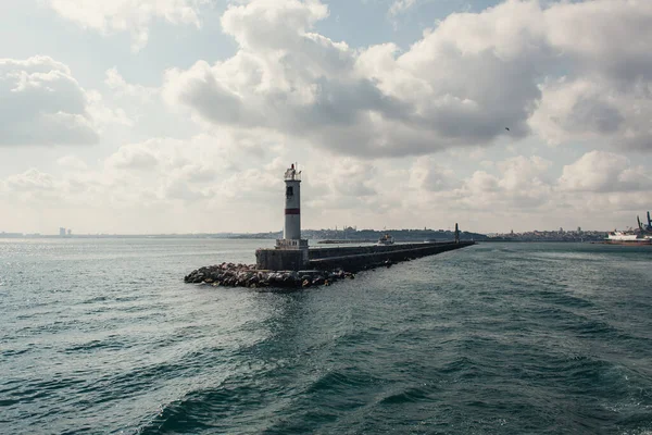 Muelle y faro en el mar con cielo nublado al fondo, Estambul, Turquía - foto de stock