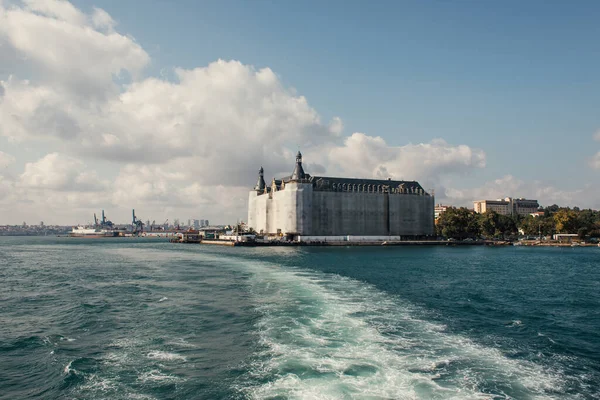 Vista desde el mar en la estación de tren de Haydarpasa en la costa de Estambul, Turquía - foto de stock