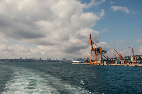 Guindastes de carga e navio no porto de Istambul, Turquia — Fotografia de Stock