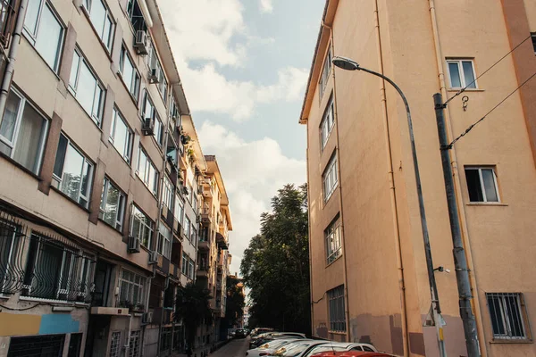 Rue urbaine avec lanterne et voitures à Istanbul, Turquie — Photo de stock