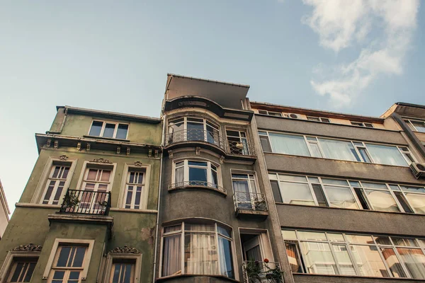 Низкоугольный вид на фасад старого дома на фоне неба, Стамбул, Турция — стоковое фото