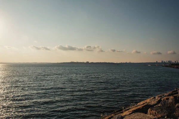 Vue panoramique de la mer et des nuages dans le ciel — Photo de stock