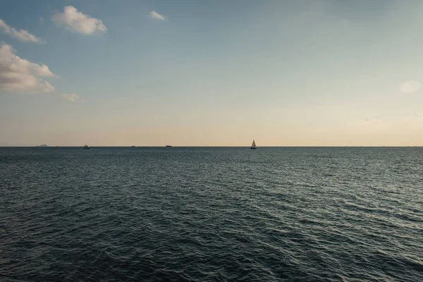 Paysage avec bateau en mer et skyline — Photo de stock