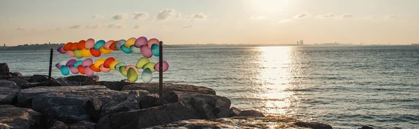 Balões à beira-mar durante o pôr do sol, banner — Fotografia de Stock