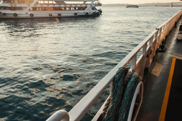 Corda sulla ringhiera della nave con barca sull'acqua su sfondo sfocato, Istanbul, Turchia — Foto stock