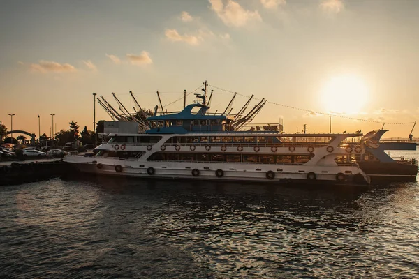 Schiffe am Kai mit Sonnenuntergang im Hintergrund, Istanbul, Türkei — Stockfoto