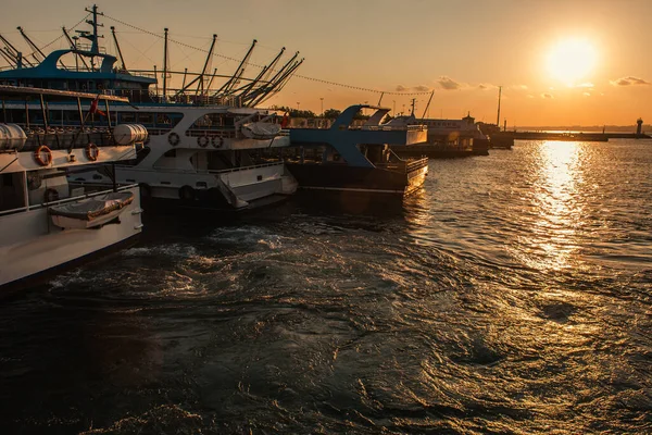 Barche in acqua di mare con sole in cielo durante il tramonto, Istanbul, Turchia — Foto stock