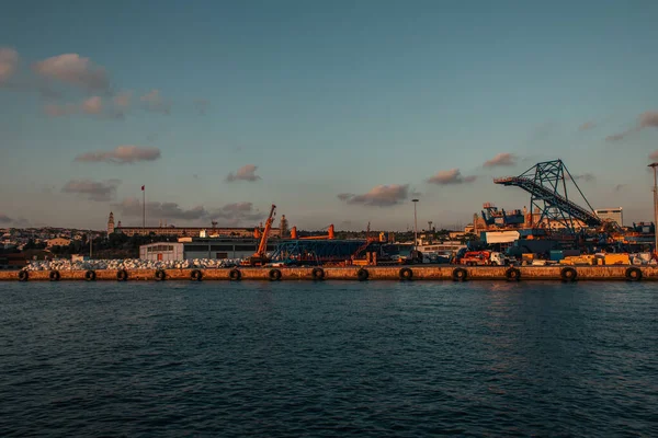 Грузовой порт с кранами на побережье моря, Стамбул, Турция — стоковое фото