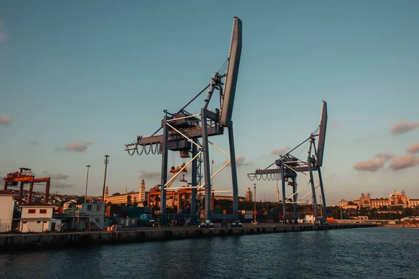 Construcciones industriales en puerto marítimo de Estambul, Turquía - foto de stock