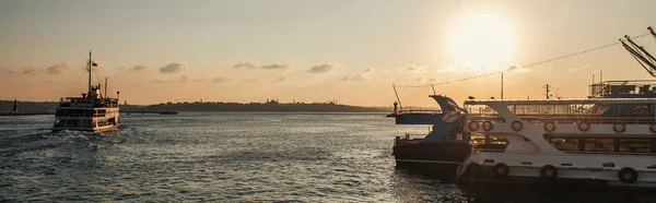 Barcos en el mar con cielo al atardecer en el fondo en Estambul, Turquía, bandera - foto de stock