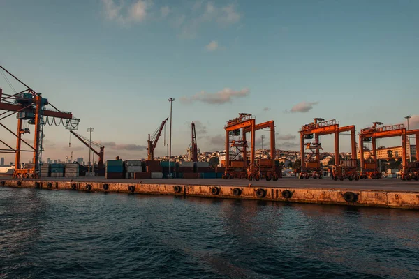 Grúas industriales en el puerto marítimo de Estambul, Turquía - foto de stock