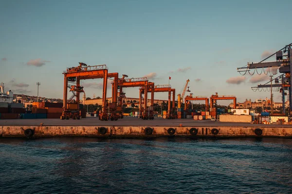 Grúas y construcciones en muelle cerca del mar en Estambul, Turquía - foto de stock