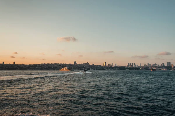 Jacht im Meer mit Küste und Sonnenuntergang im Hintergrund, Istanbul, Türkei — Stockfoto