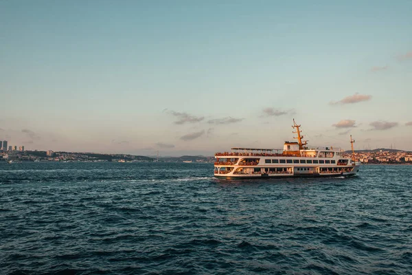 Navio no mar com céu no fundo durante o pôr do sol, Istambul, Turquia — Fotografia de Stock