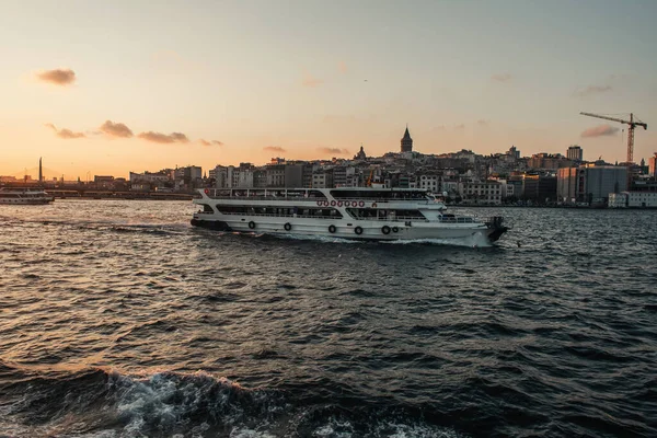 Navio flutuando na água com Istambul ao fundo durante o pôr do sol, Turquia — Fotografia de Stock