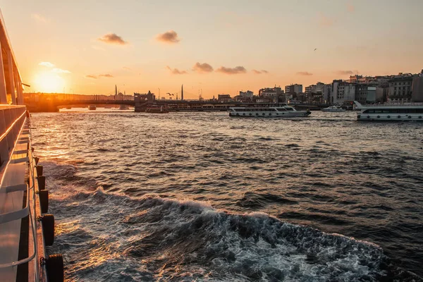 Vista do navio no por do sol e litoral de Istambul, Turquia — Fotografia de Stock