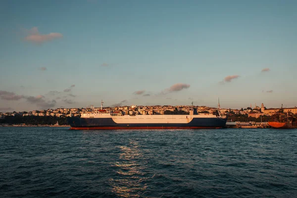 Frachtschiff liegt im Hafen von Istanbul, Türkei — Stockfoto