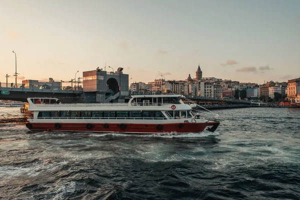 Barco y ciudad de Estambul en el fondo durante la puesta del sol, Turquía - foto de stock