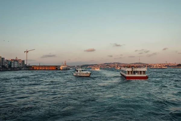 Barcos e costa de Istambul durante o pôr do sol — Fotografia de Stock