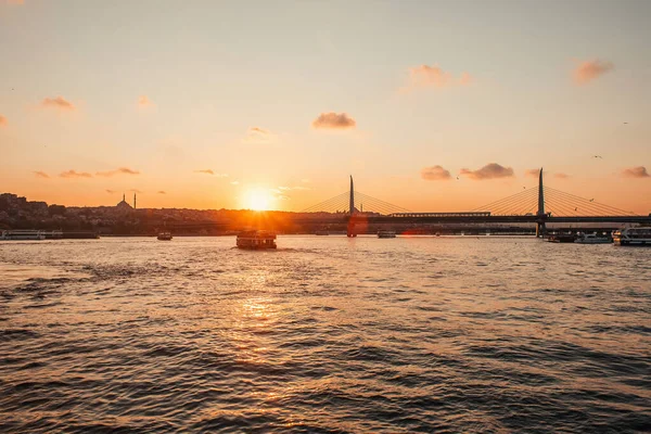 Сценічний вид хвастощів у морі, міст з золотим рогом і захід сонця в Стамбулі, Туреччина. — стокове фото